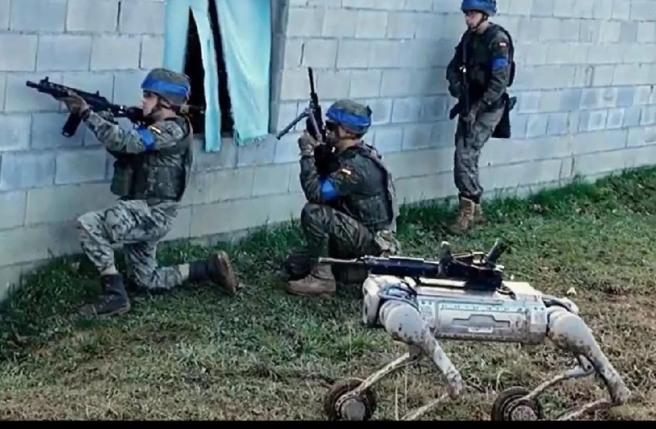 最近西班牙陆军测试机器狗加突击步枪，士兵直呼这仗没法打了。其实机器狗上战场早有苗