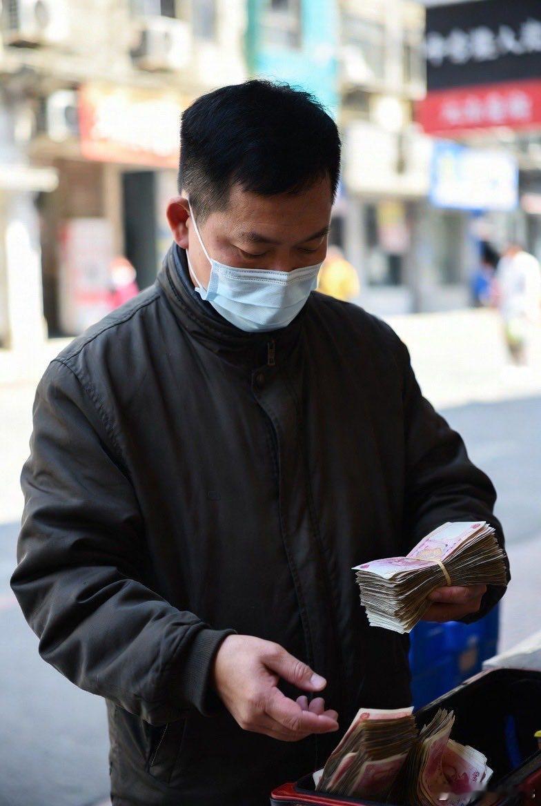 🇨🇳在中国，未经政府批准，个人每年向海外汇款不得超过5万美元。🇯🇵然而，