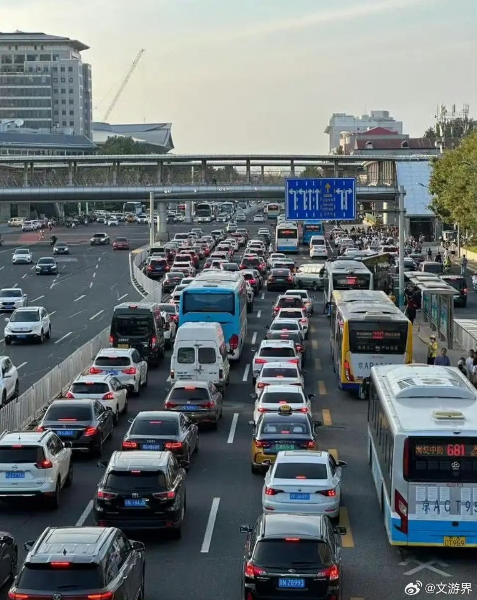 北京通勤路上的小确幸 北京晚高峰的真实模样 通勤路上的小确幸 堵车时听一集播客、