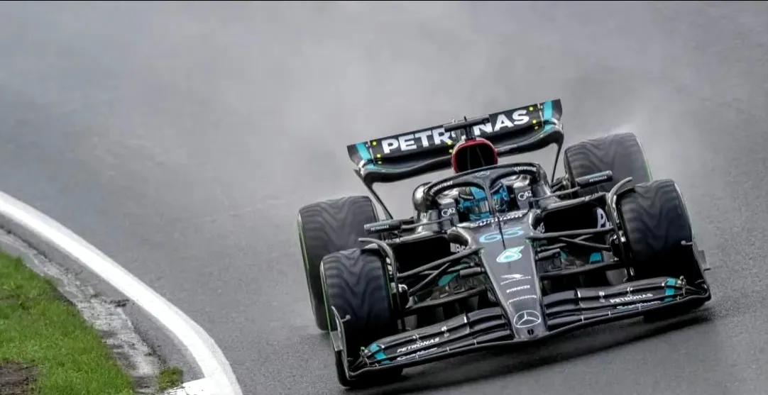 【F1|奔驰天气预报出错！二位车手被坑】     
  拉塞尔在赞德沃特赛道与兰