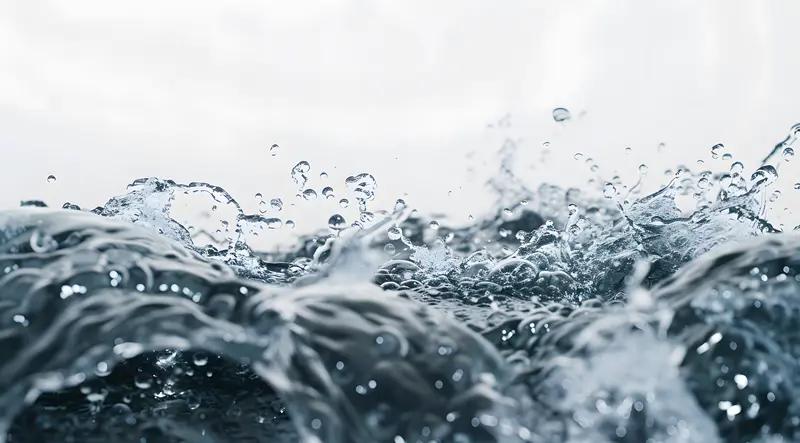 “人往高处走，水往低处流”这俗语挺有道理。水受重力影响自然往下流，这是客观规律。