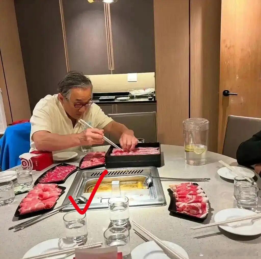 71岁成龙显老态，功夫传奇渐迟暮，果然没人敌得过岁月的侵蚀 ​​​