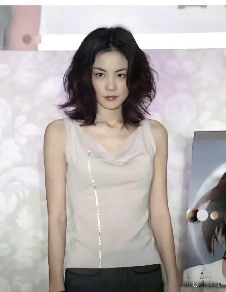 王菲的身材是真优越，身材高挑还自带直角肩，一张酷酷脸，不当歌手当模特也是很ok的