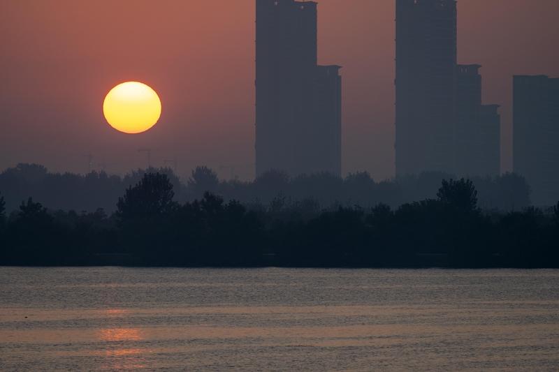 今年最舍不得删的照片 今年最让我死活舍不得删的照片，便是那张晨曦中日月同辉的绝美