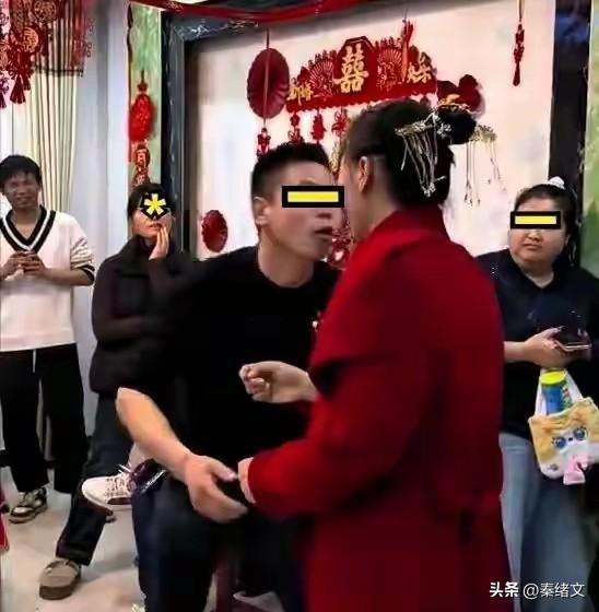 湖北新娘被围亲抱新郎缺席 风俗不能成恶俗挡箭牌
 
湖北通城一段婚礼视频近日刷屏