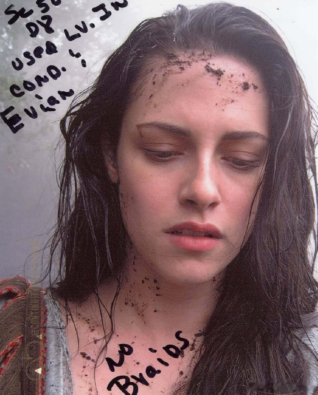 Kristen Stewart克里斯汀斯图尔特在《白雪公主与猎人》的片场，图2是