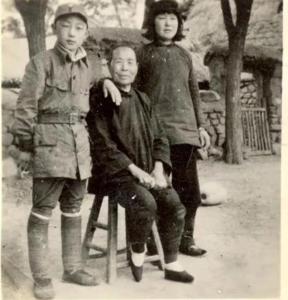 1944年，女侦察员刘杰英被日军活埋，在敌人走后，村民们都围了上来，却有人发现泥