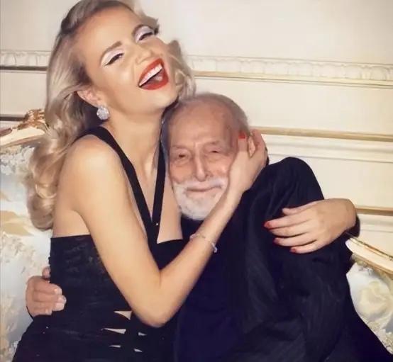 26 岁的她，在 1994 年嫁给了 89 岁的美国石油大亨霍华德・马歇尔。这段