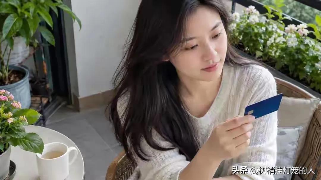 退休金一万多元的闺蜜，每月给儿子儿媳6000元。得知儿媳也每月给娘家妈妈5000