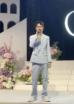 李行亮现在也是真的红了！

现在他去机场，都有狗仔跟拍了。

这次就有狗仔看到李