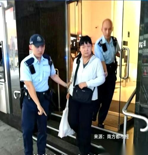 我跟你讲，这事儿离谱到我必须得说说。
香港汇丰，两个内地人，一个大爷一个大姐，往