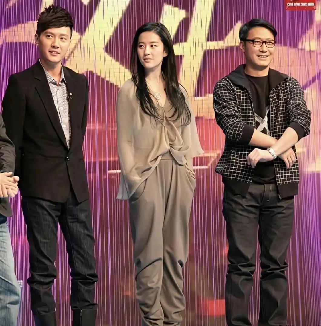 刘亦菲如高山雪莲般清冷自主，戏里戏外都透着"我自个儿能行"的底气；王楚然似绕树丝