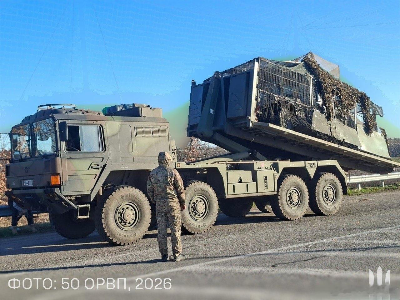 配备多功能装载系统（Multilift）的曼恩 KAT 1A1 装卸车，正在卸载