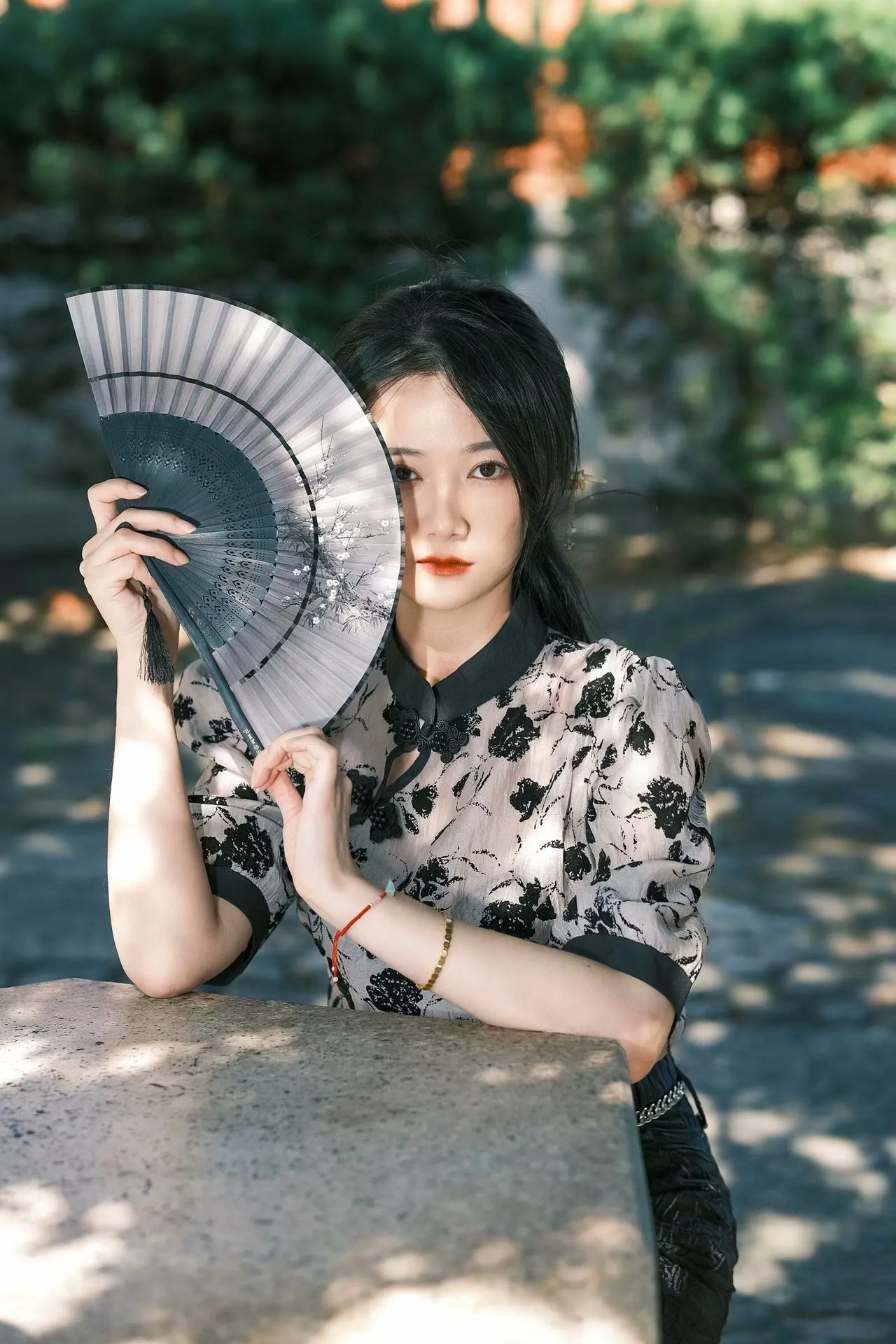 青衫素手倚窗纱，静待佳期入画屏。