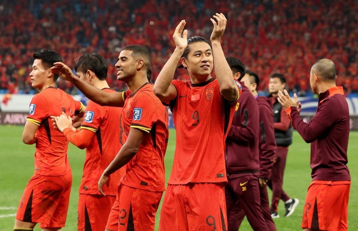 国足终于扬眉吐气了一把！主场2-1力克印尼，终结三连败，保住了小组前四的希望。此