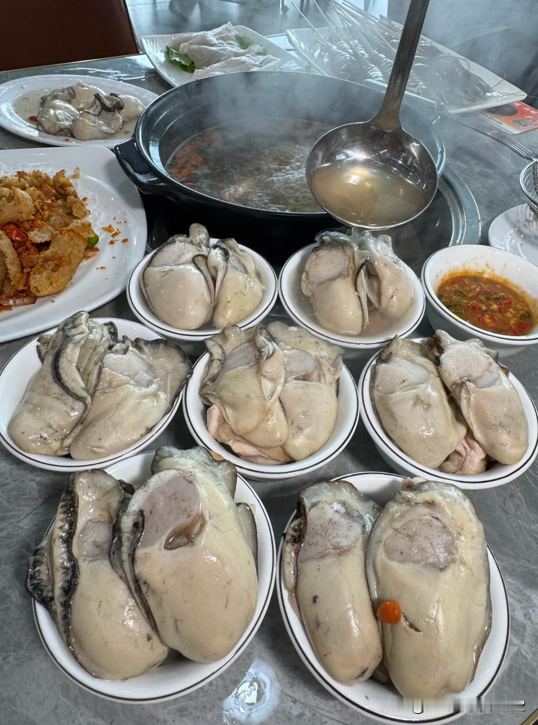 妈呀，第一次到珠海，这生蚝好像成精了，这么大个头，胖嘟嘟的。
      珠海的