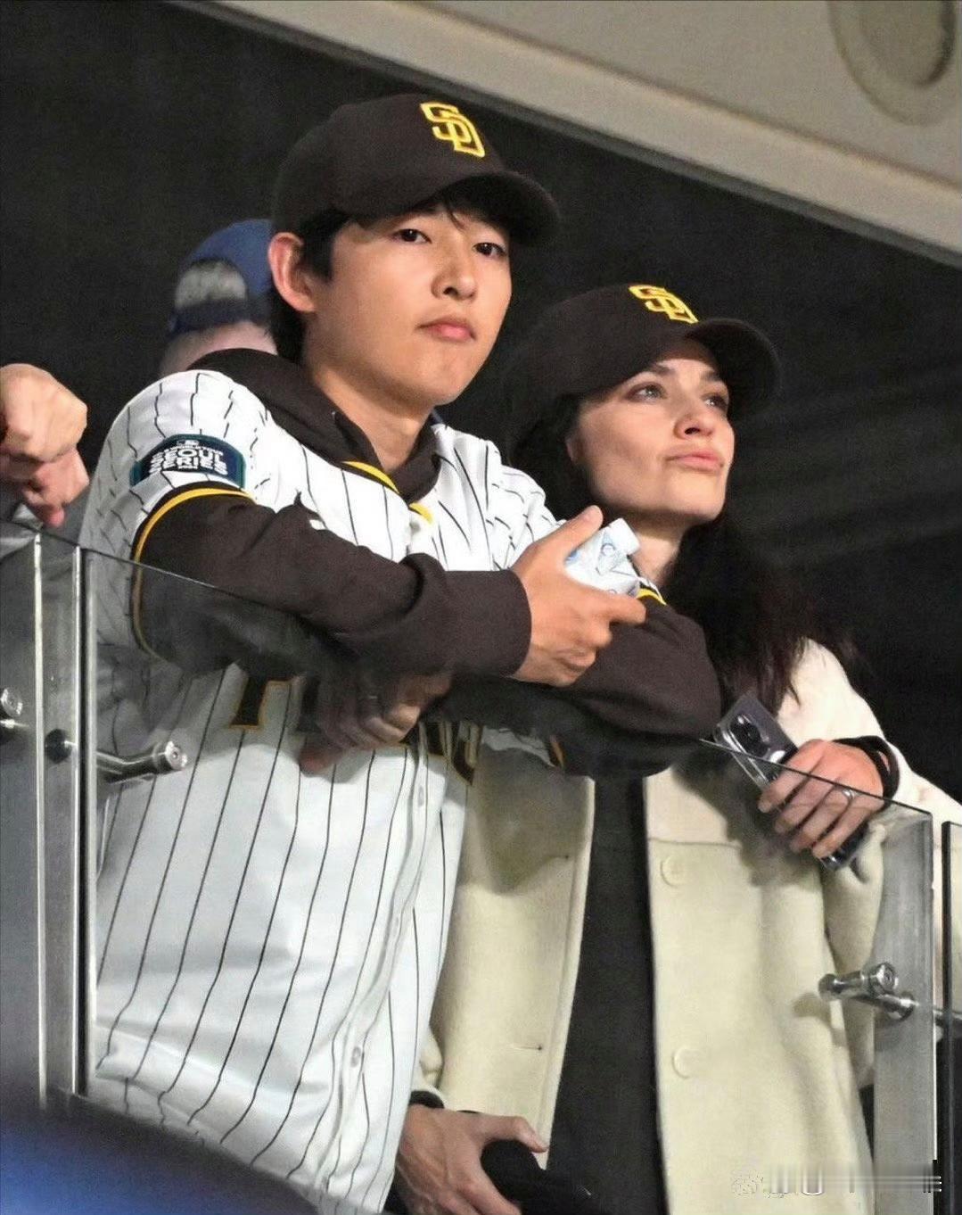 宋仲基和他的妻子看起来像母子，韩国男性显得年轻，欧美女性则显老 ​​​