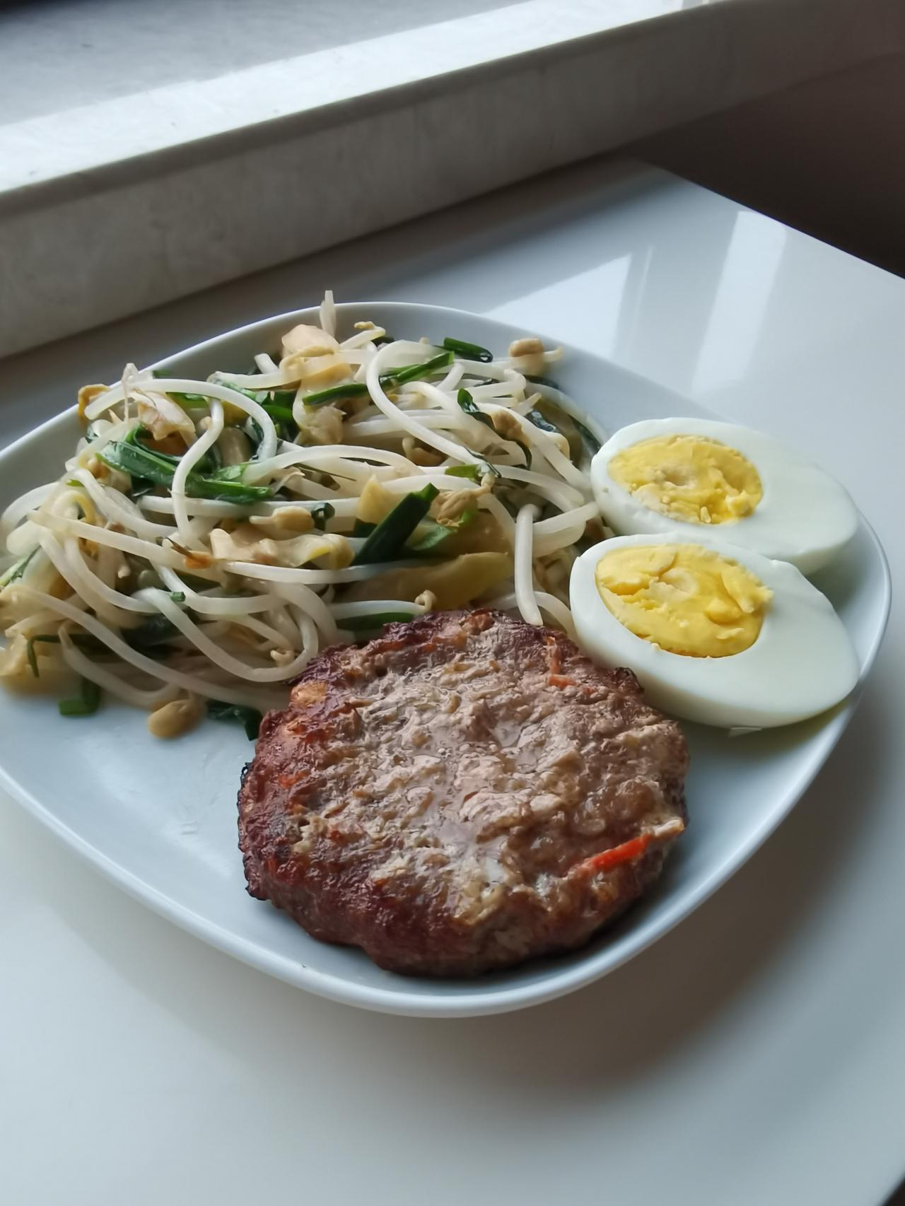 独居老人的蛋白质早餐

今日早餐：牛肉饼、豆芽、韭菜榨菜、一个白煮蛋、一块燕麦、