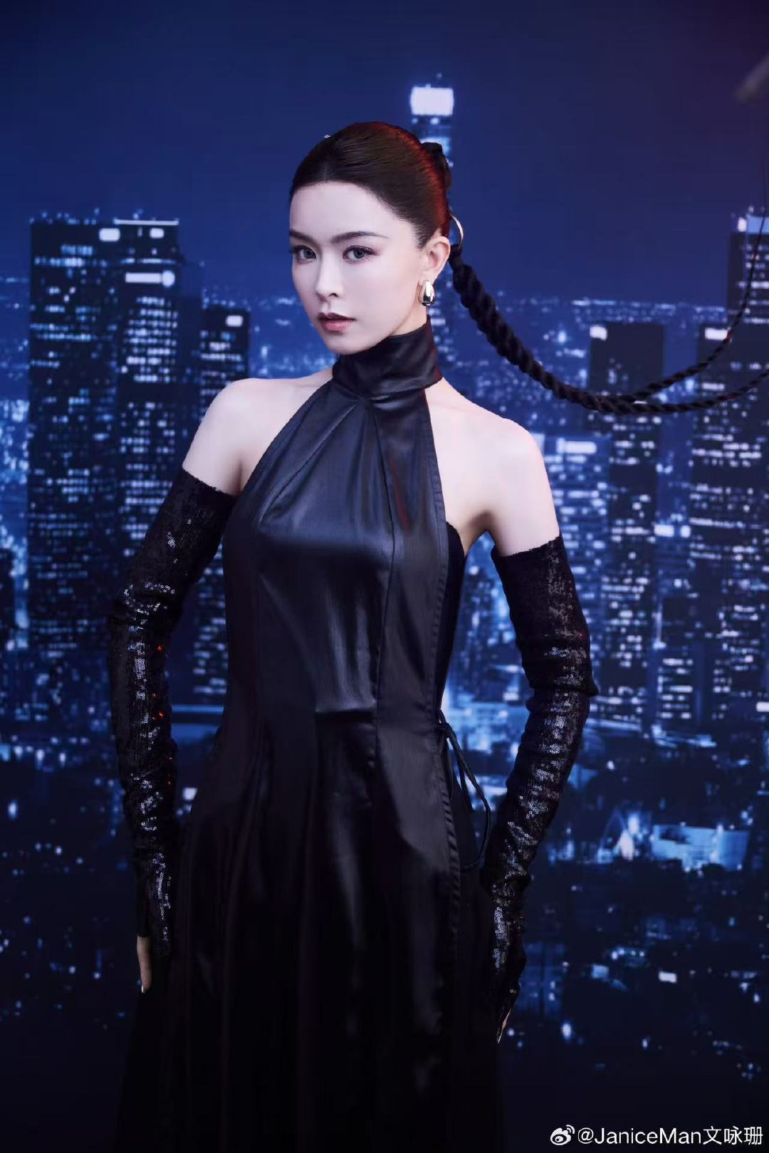 骨相美人天花板！文咏珊颈窝 线条流畅精致，文咏珊水滴耳环 温柔垂坠，冷艳与优雅并