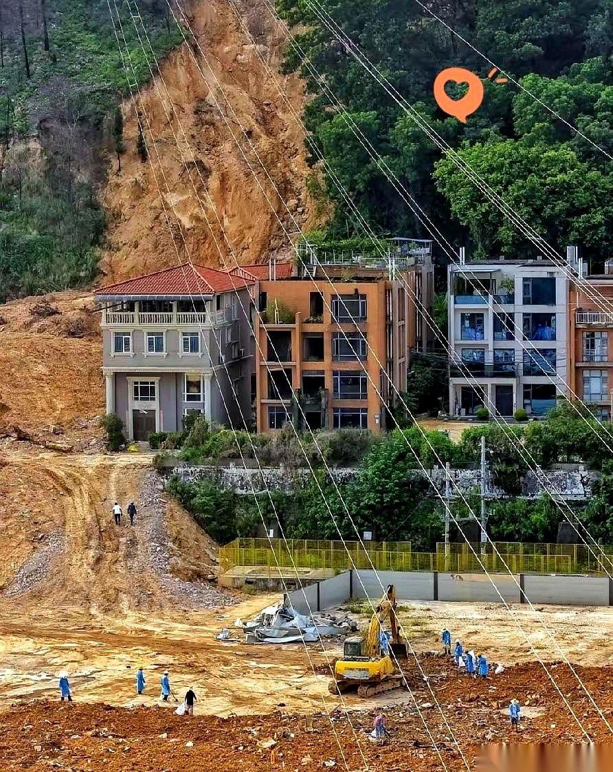 距离整座山头砸下来，只剩最后68分钟。月薪三千的网格员正死命拍着村民的门板，换来