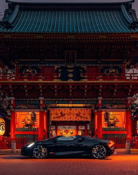 布加迪 W16 Mistral，一台1578马力的8.0T四涡轮W16引擎，极速