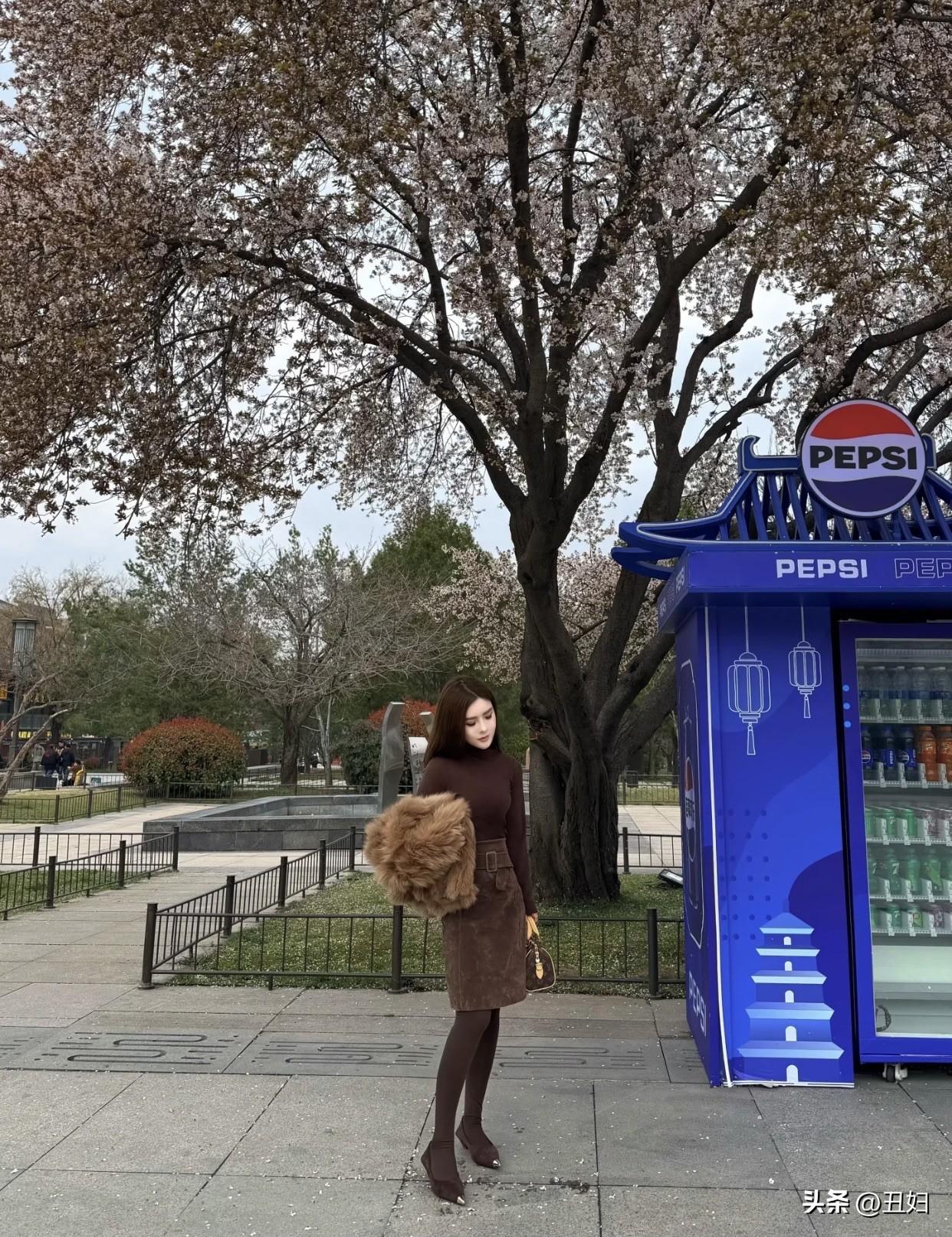 什么样的穿搭可以成为气质女神?樱花树下，优雅穿搭，尽显春日气息