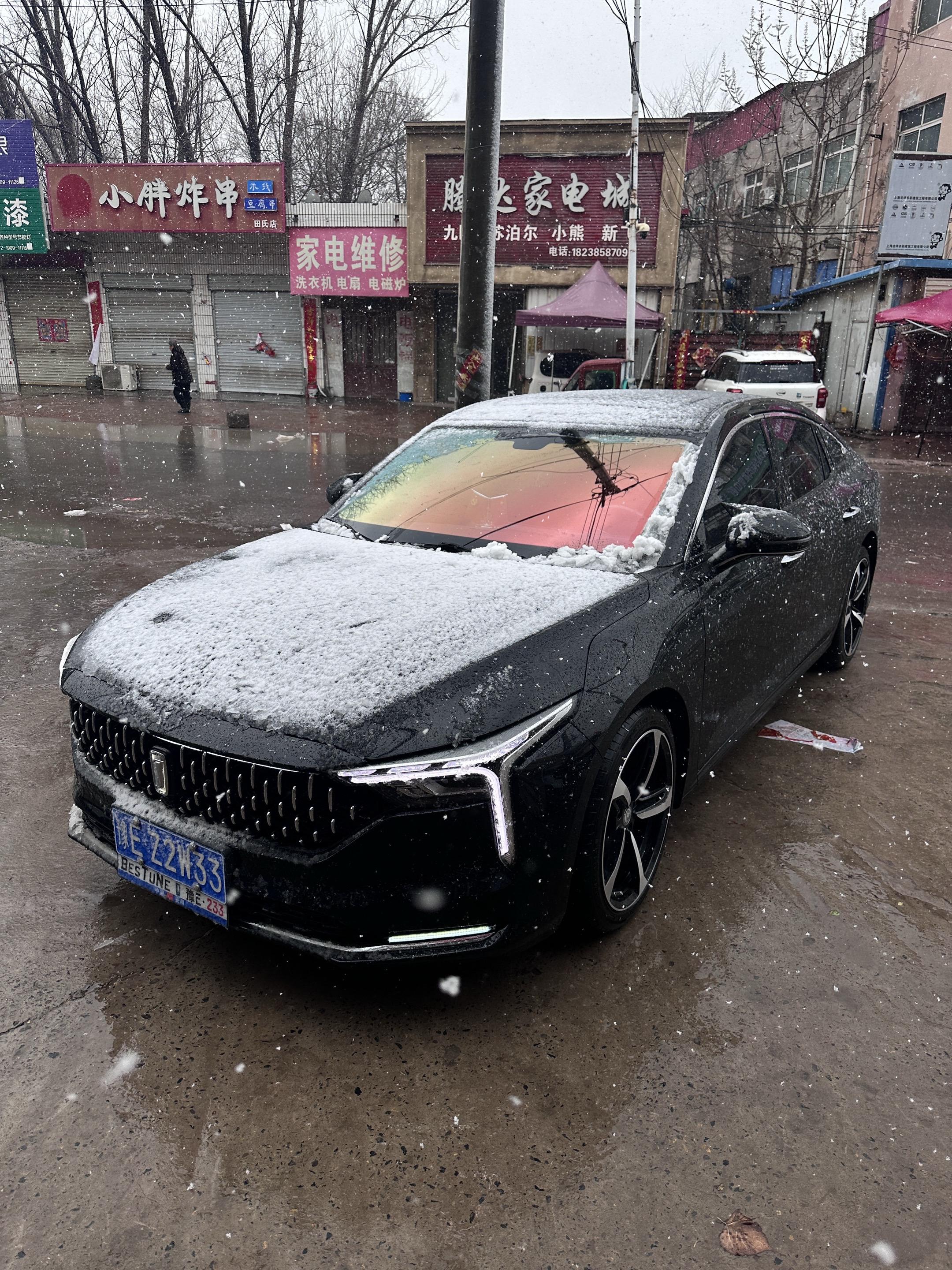 如果可以放肆哭  谁又不出声的忍住  如果能热闹 谁愿意一人孤独