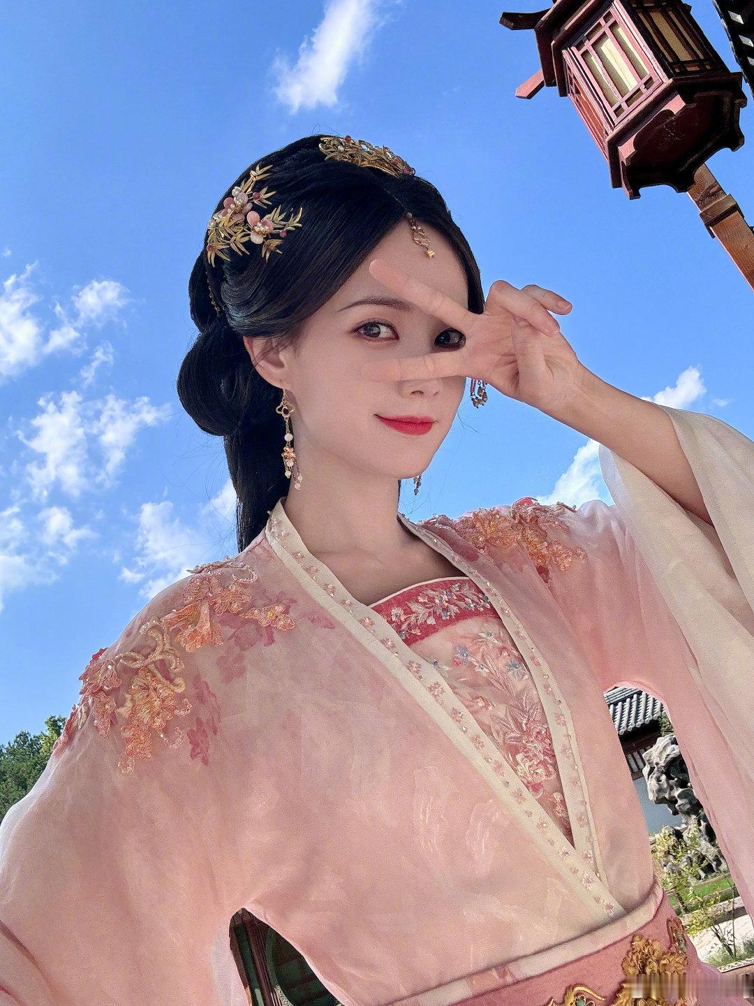 娱乐[超话]李一桐白首同心英文李一桐说宋一梦英文敲好[爱你] ​​​李一桐说宋一