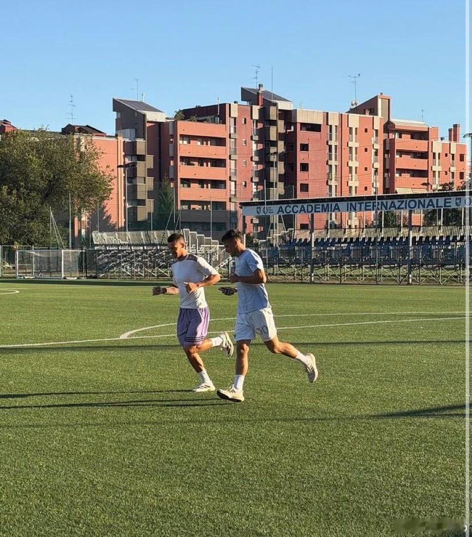 亚历山大·斯坦科维奇与他的兄弟菲利普·斯坦科维奇在Inter Academy训练