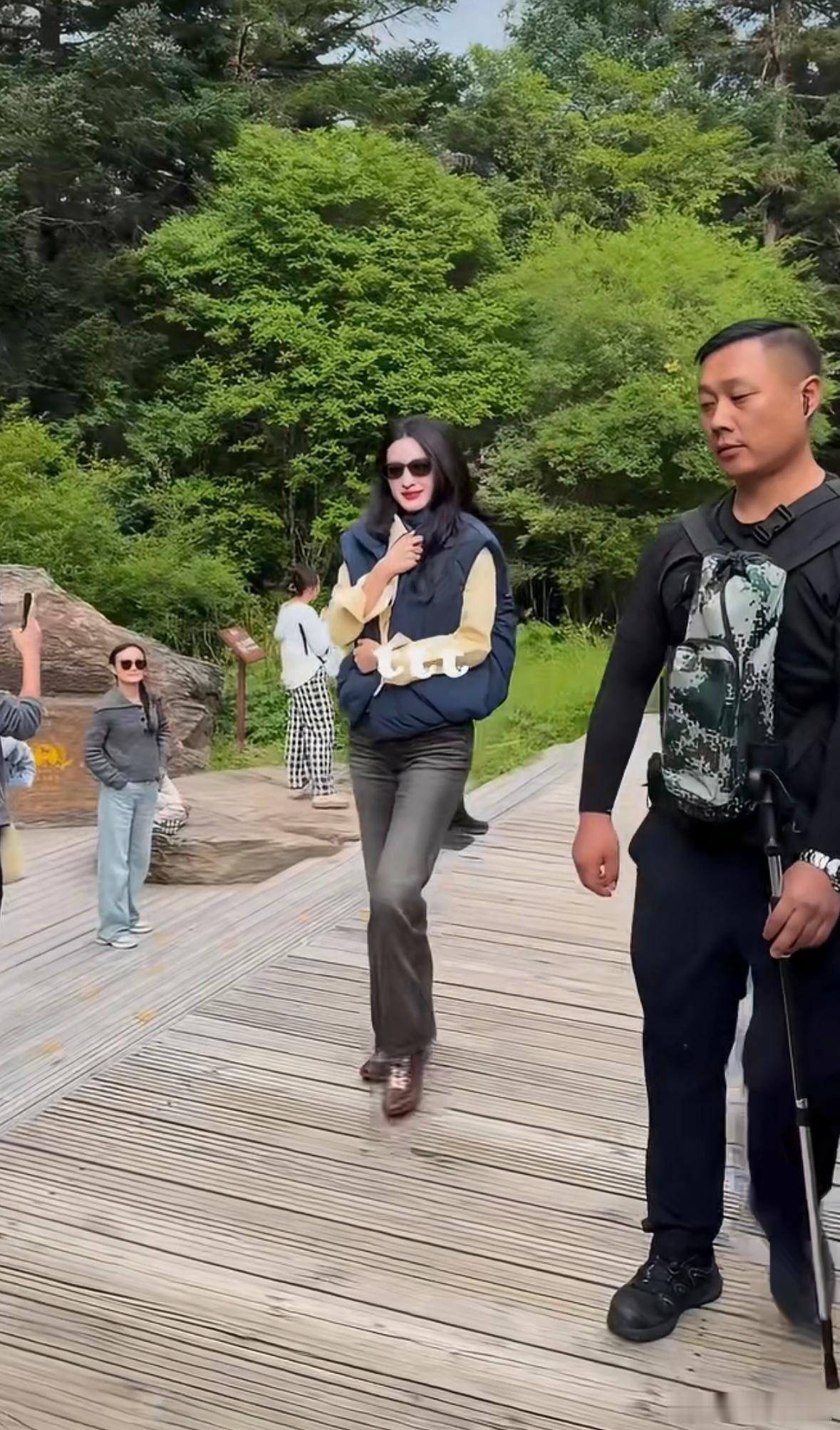 王楚然穿上棉服了看着风景暖洋洋，山里体感其实一点不暖和 ​​​