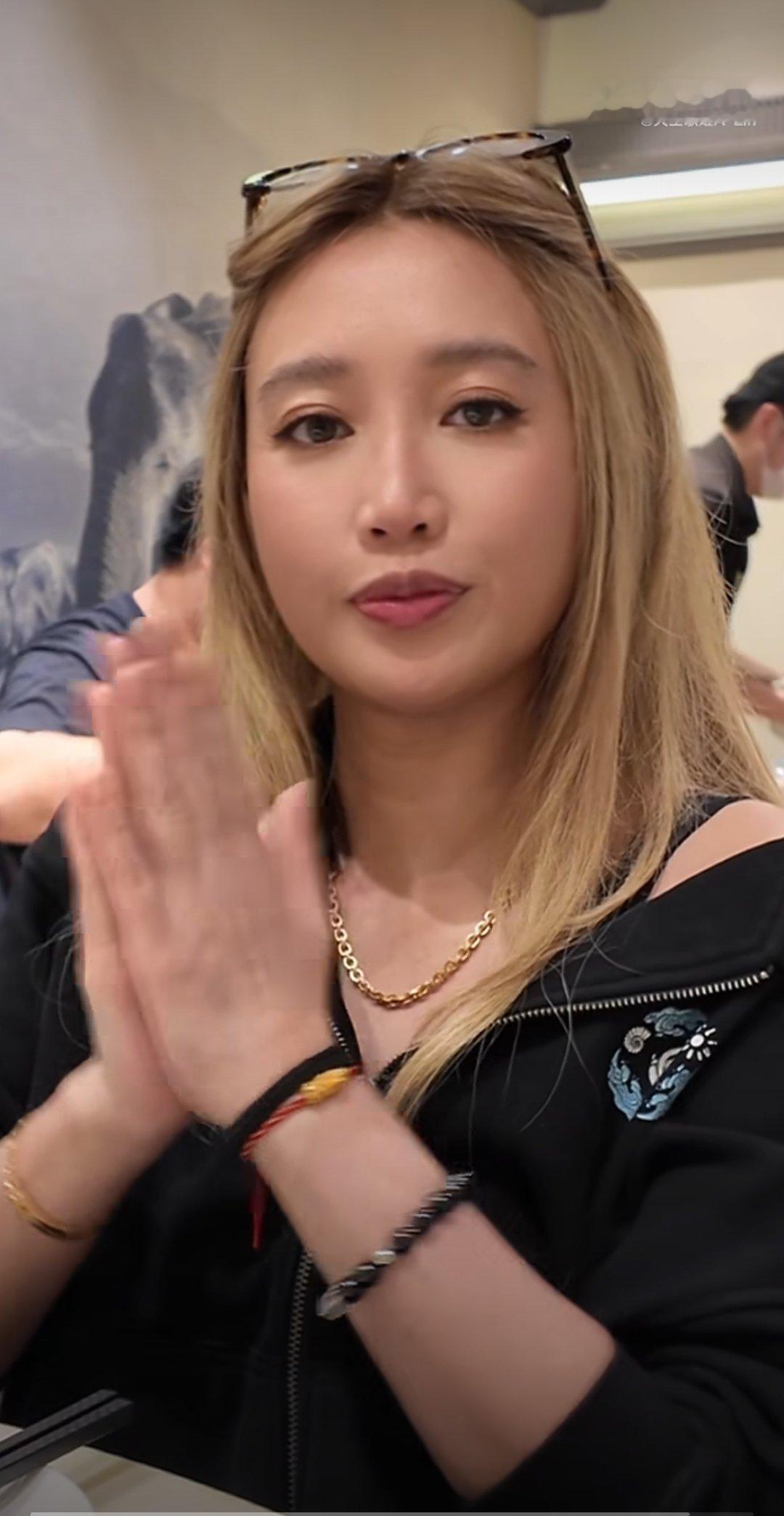 小lulin 来 你过来让我亲一下 