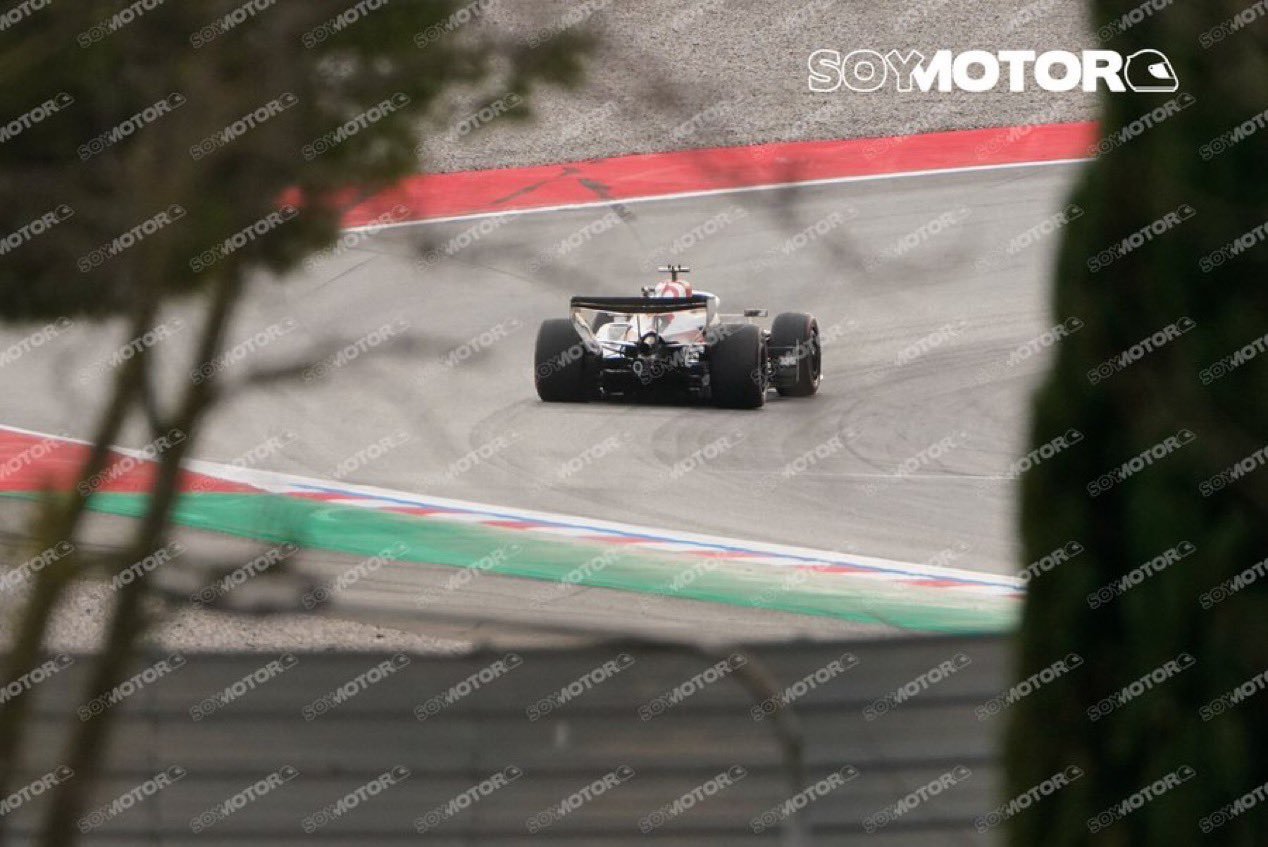 红旗🚩 哈斯车队车手贝尔曼驾驶赛车在2号弯停了下来（法拉利动力单元），赛车已被