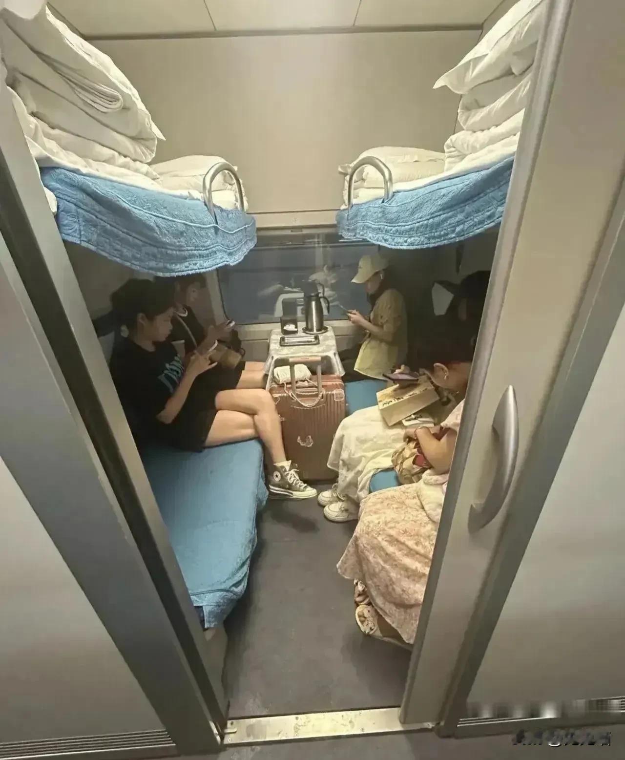 湖南男子卧铺遇尴尬：四人 间的“男主角”

最近，一位来自湖南的年轻小伙子在北京