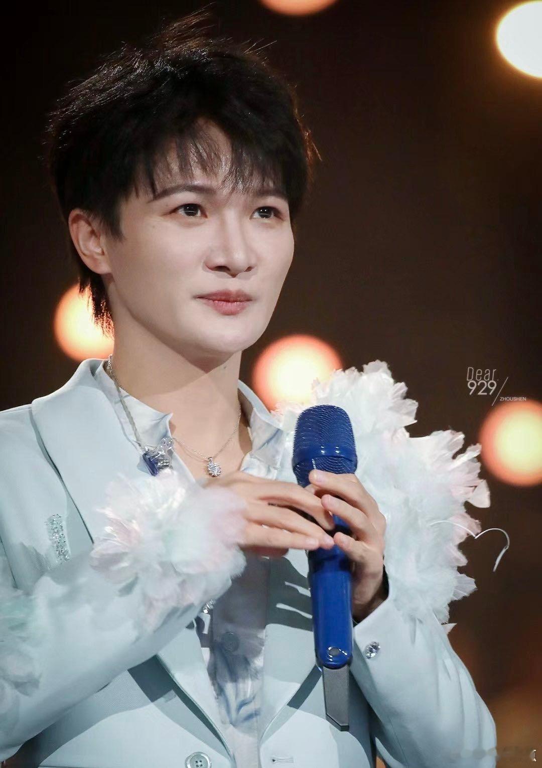 周深齐豫合唱欢颜  周深的《欢颜》，是跨年夜的一抹亮色。他用歌声传递着爱与希望，