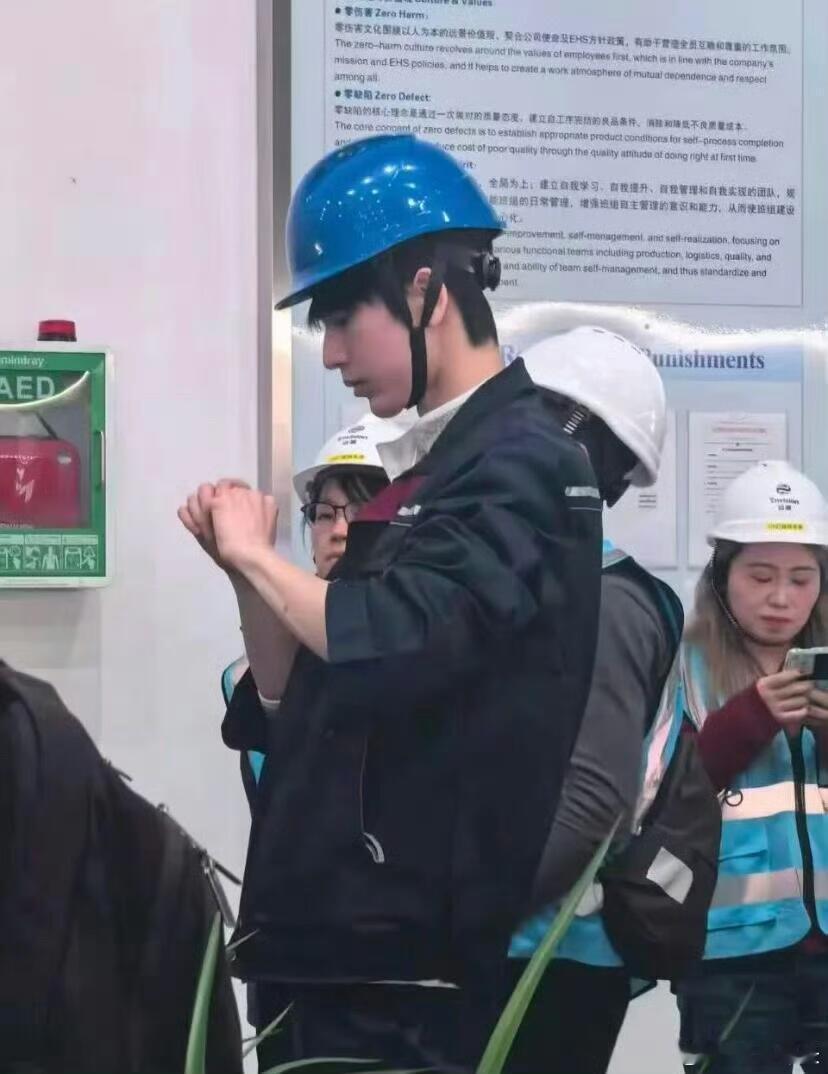 张凌赫真去工厂了 张凌赫真去工厂了，我的理工科男友... 张凌赫素颜现身工厂 ​