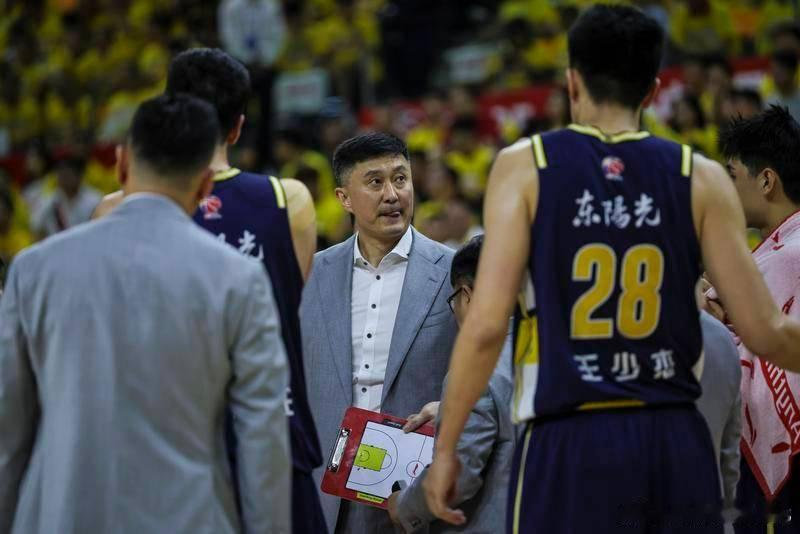 媒体人揭示杜锋卸任两大原因 直言仕途一片光明------北京时间7月5日消息，媒