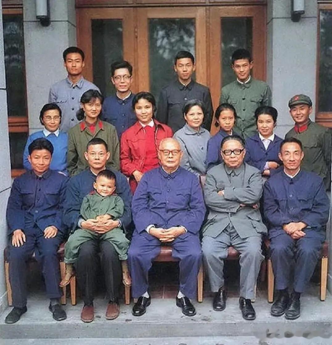 叶剑英元帅的“四世同堂”全家福。

照片中叶剑英坐在了“C”位，即使我不说哪个是