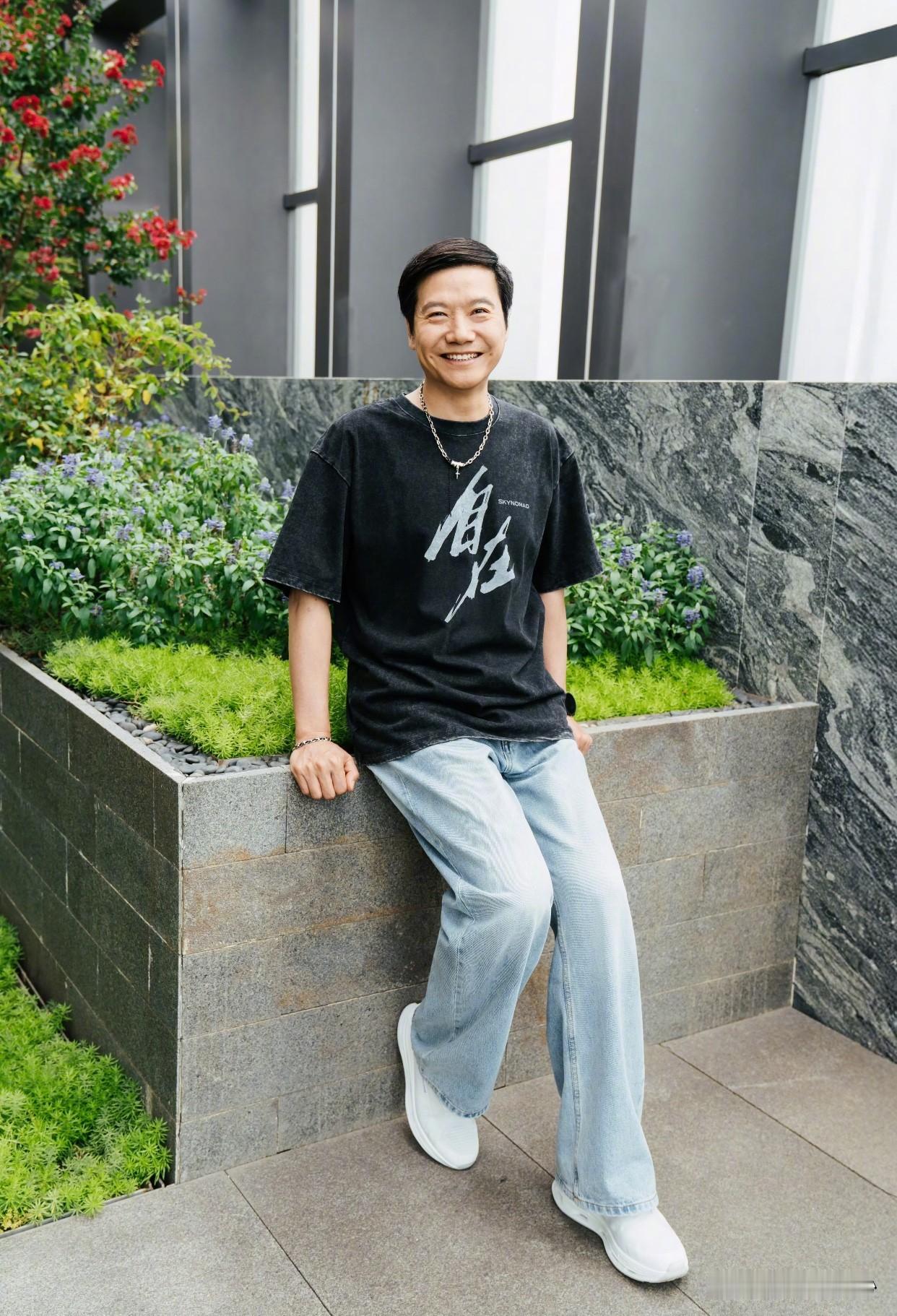 雷总：东东来一起拍照啦！
余承东：军军我不敢哟！
雷总：来嘛一起回忆一下逝去的青