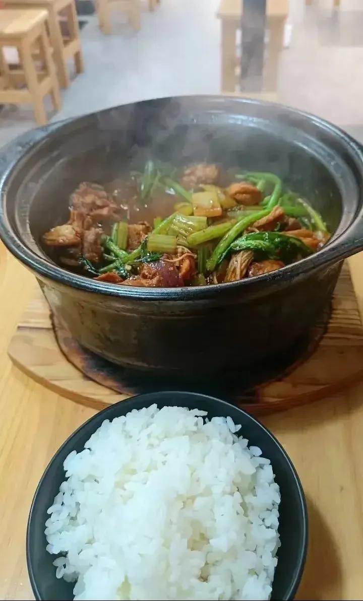 一份鸡公煲60贵吗？
点了大份的鸡公煲加青菜、土豆、千张，60被别人吐槽贵，不如