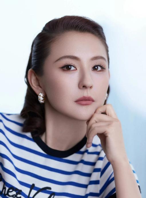 记者问热依扎：“一个人带孩子，累不累？”热依扎嘴角微微一扬，讲了一句掏心窝子的话