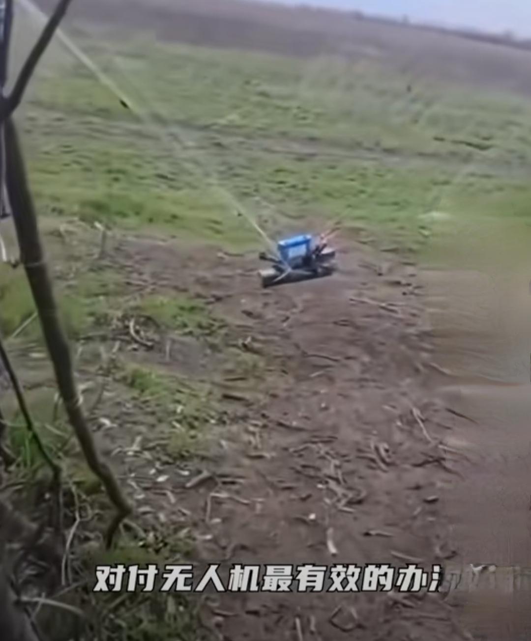 高科技对抗打得火热，可有时候最管用的，偏偏是最土的办法。

就说对付无人机这档子