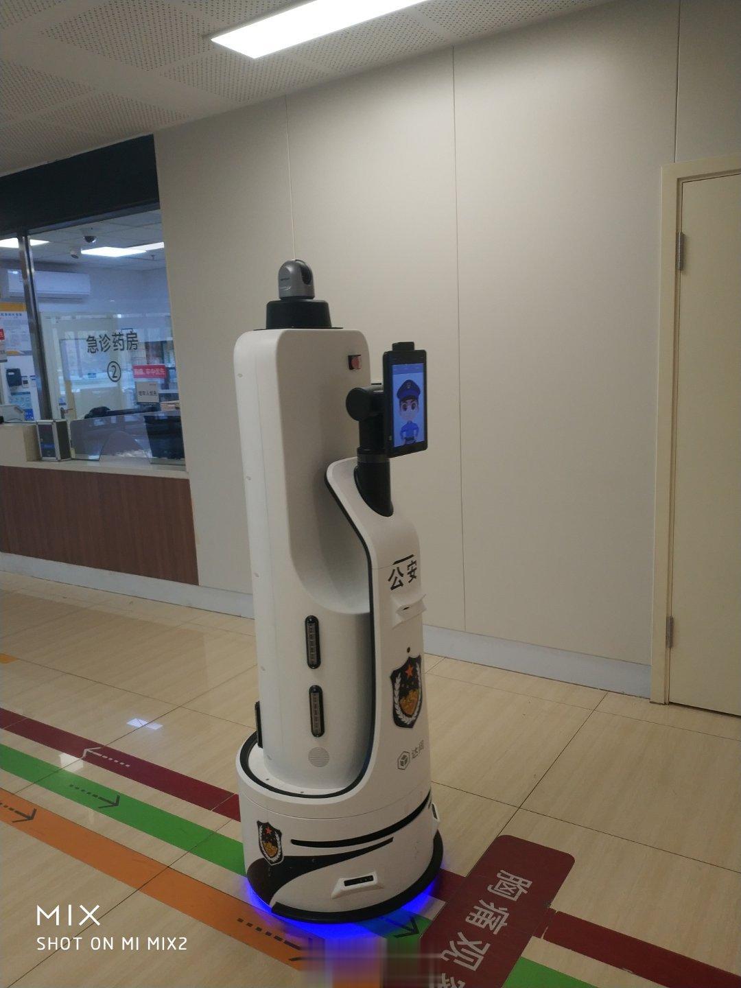 刚才在医院通道走廊里发现一个大致筒状的东西，约一人高，无人操作，自动行走，自动拐
