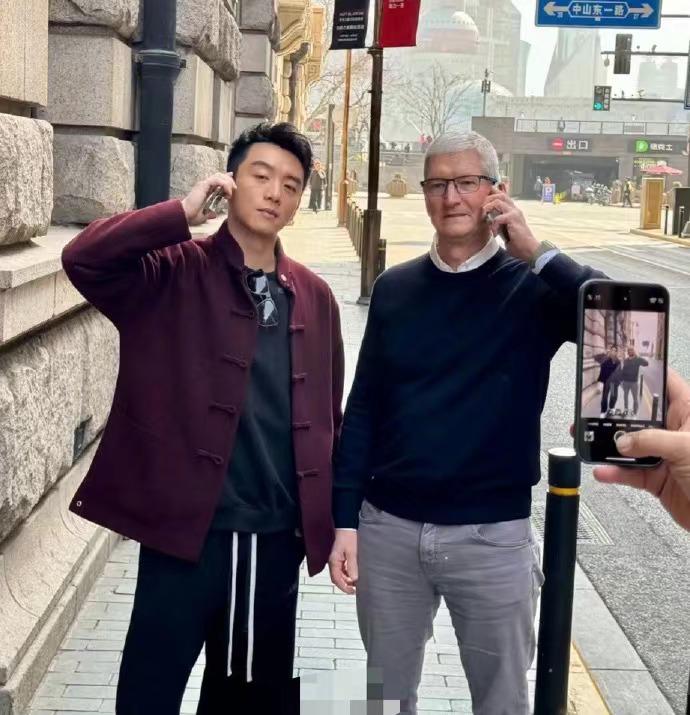 库克现身上海，和王传福等三大果链龙头高管见面，非常谦逊的一幕被拍下，与此同时郑凯