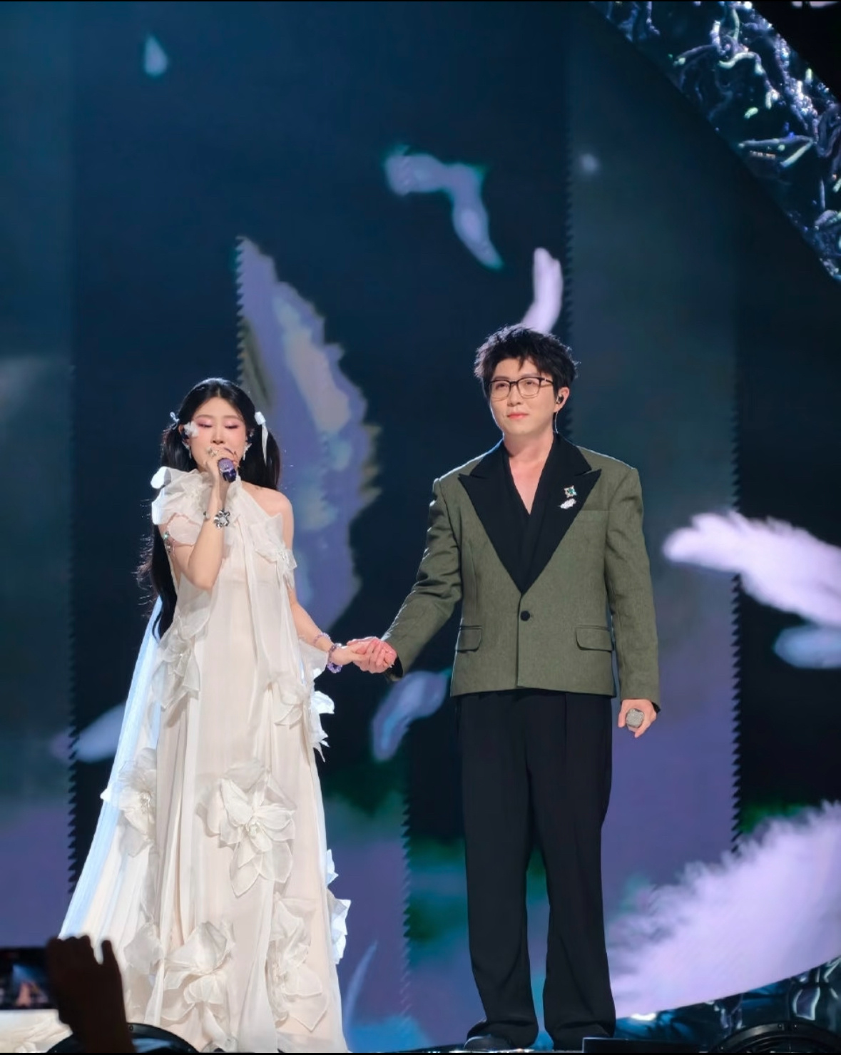 沈佳润因为跑调向毛不易真诚道歉，毛不易回复也太温柔了！ 