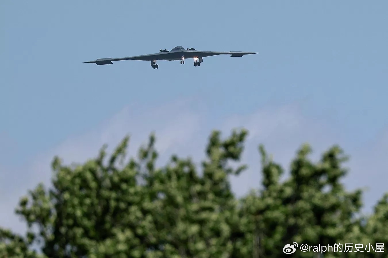 2025年6月22日一架B-2轰炸机抵达美国密苏里州怀特曼空军基地军事历史全触达