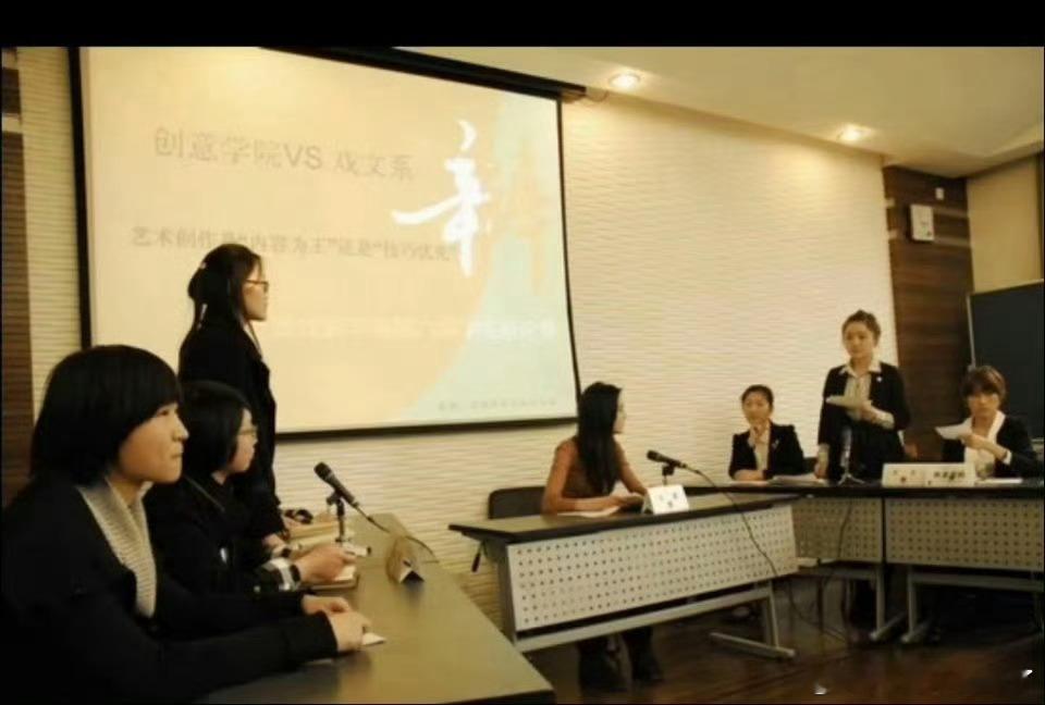 迪丽热巴在大学是辩论赛主席考古到新料！上戏校友爆料，迪丽热巴当年是校辩论队主席，
