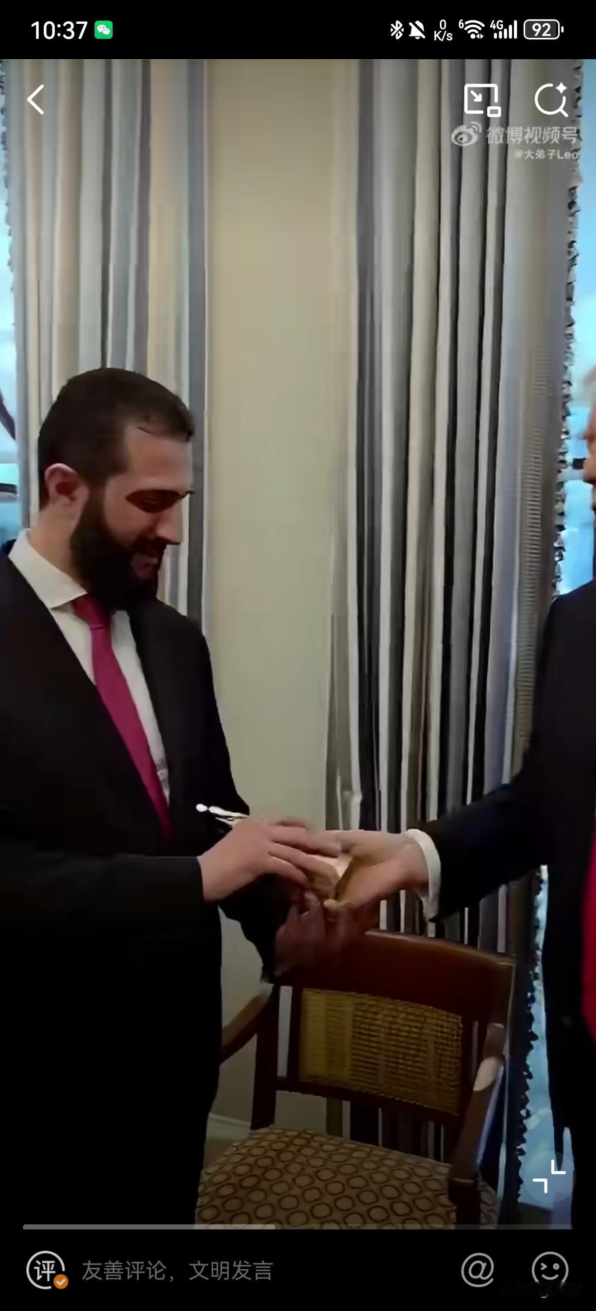 特朗普送朱拉尼两瓶香水“一瓶给你、一瓶给你的妻子”……
11月10日，叙利亚过渡