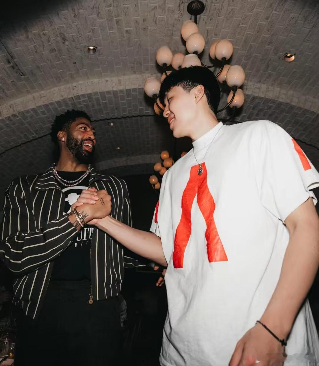 富保罗公司全明星派对，杨瀚森成为座上宾！派对不少球员参加，浓眉、波普、马克西、杨