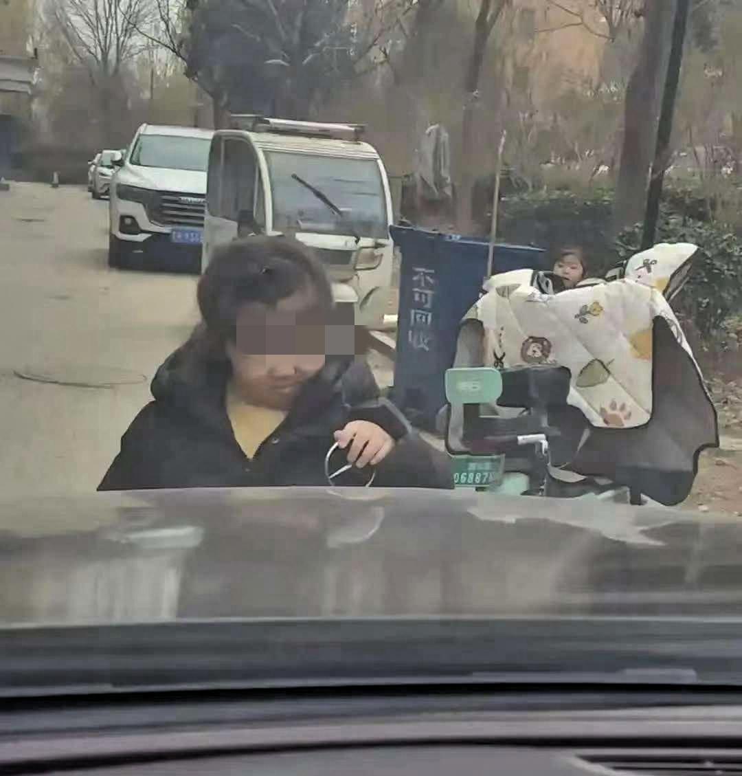 山东奔驰哥发现车标被小女孩掰掉，没吼没报警，转头把监控剪成15秒短视频发抖音，温
