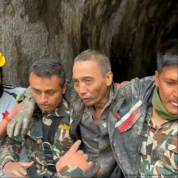 泥石流爆发十天后一中国工人获救吉隆泥石流热点解读 据德新社报道，尼泊尔救援人员周